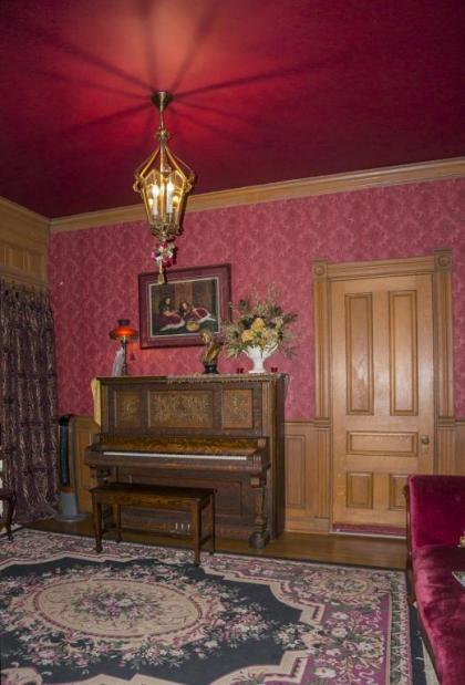 Alexander Mansion Bed & Breakfast - image 2