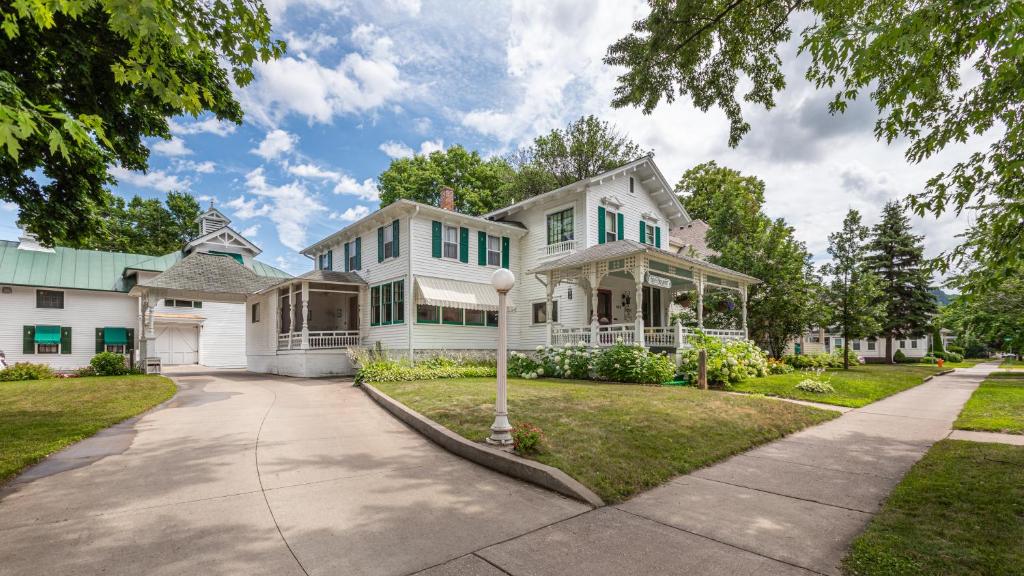 Carriage House Bed & Breakfast - main image