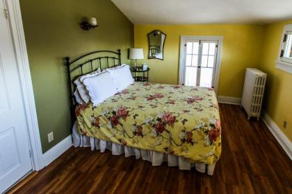 Carriage House Bed & Breakfast - image 2