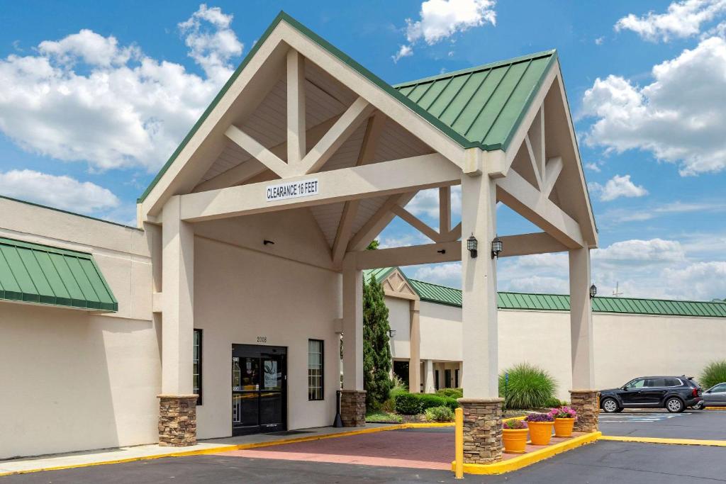 Quality Inn & Suites Hanes Mall - main image