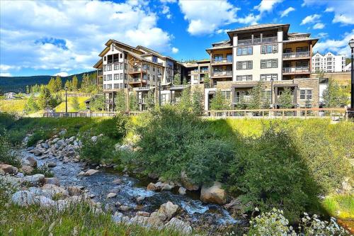 Resort Base Village Ski In Ski Out Luxury Condo #4475 With Huge Hot Tub & Great Views - FREE Activities & Equipment Rentals Daily - main image