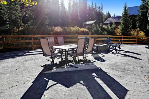 Slopeside Luxury Chalet on the River Next To Resort With Hot Tub & Gas Firepit - FREE Activities & Equipment Rentals Daily - image 5