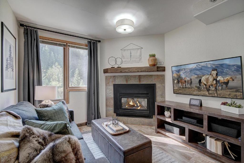 New Chic Ski in-out Condo Sleeps 4 Park Free - image 2