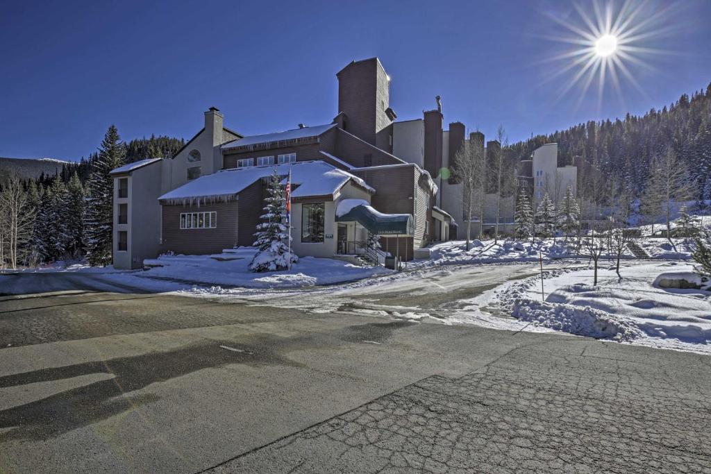 Cozy Ski-In and Out Winter Park Studio with Pool! - image 4