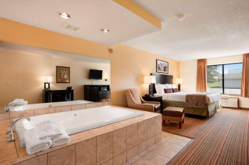 Ramada by Wyndham Wisconsin Dells - image 3