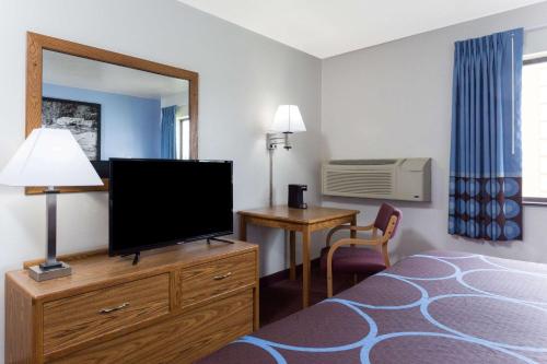 Super 8 by Wyndham Wisconsin Dells - image 3