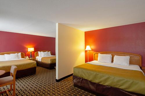 Econo Lodge Inn & Suites - main image