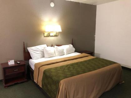 Econo Lodge - image 15