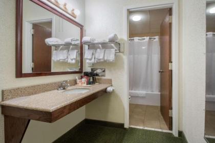 Econo Lodge - image 6