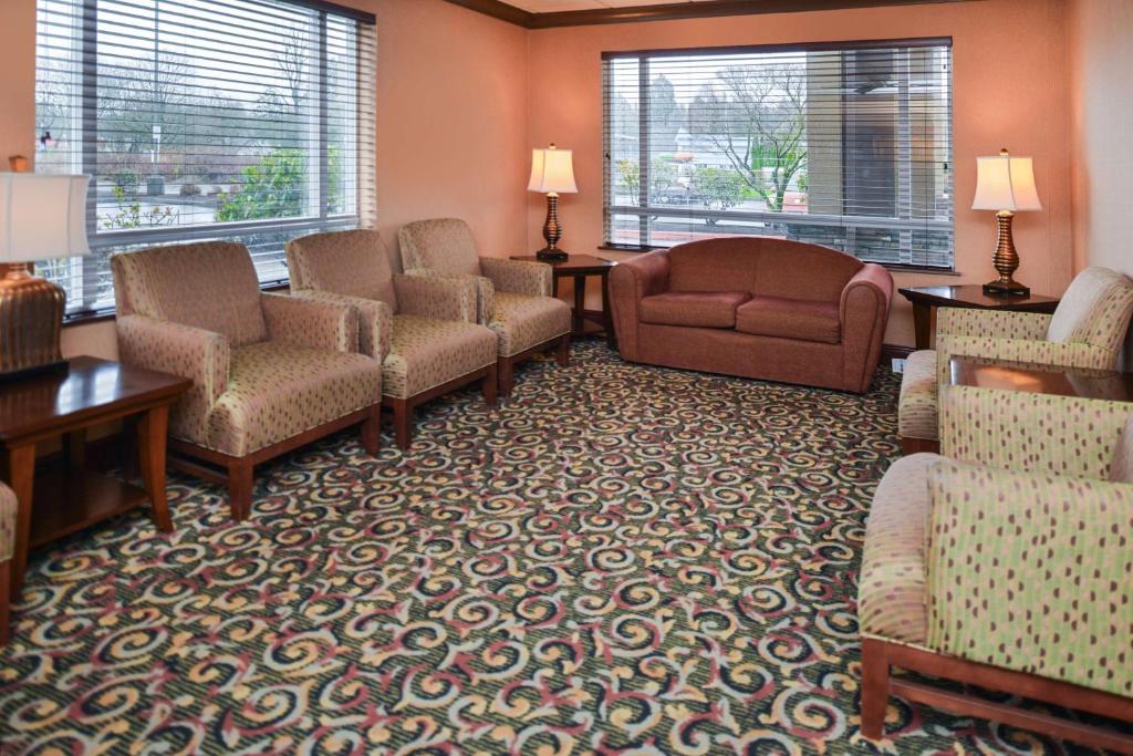 Best Western Plus Cascade Inn Suites - image 5