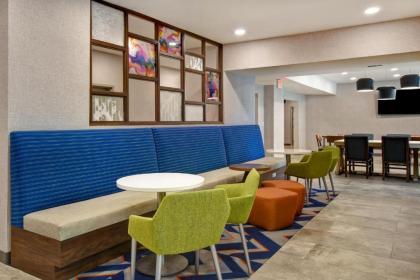 Hampton Inn Woodbridge - image 18