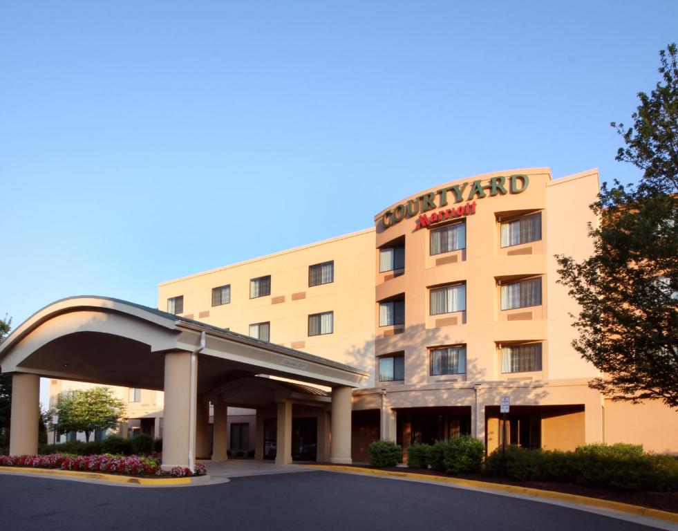 Courtyard by Marriott Potomac Mills Woodbridge - image 2