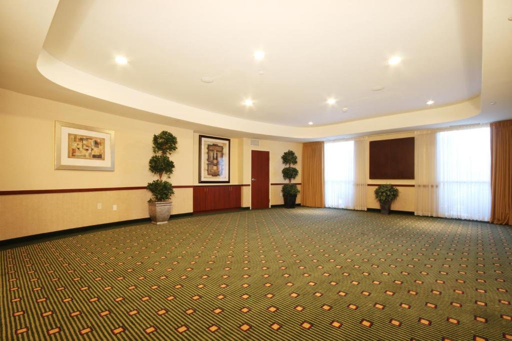 Courtyard by Marriott Potomac Mills Woodbridge - image 4