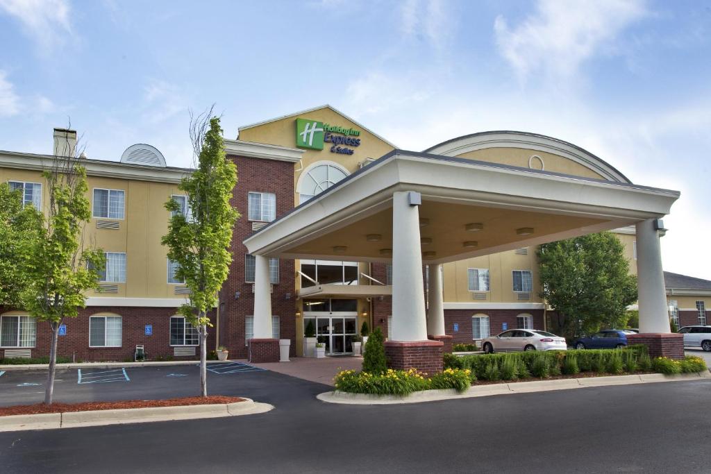 Holiday Inn Express Hotel & Suites Woodhaven an IHG Hotel - main image