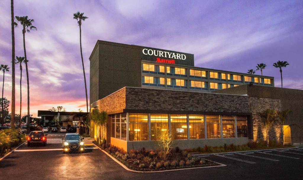 Courtyard by Marriott Los Angeles Woodland Hills - image 4