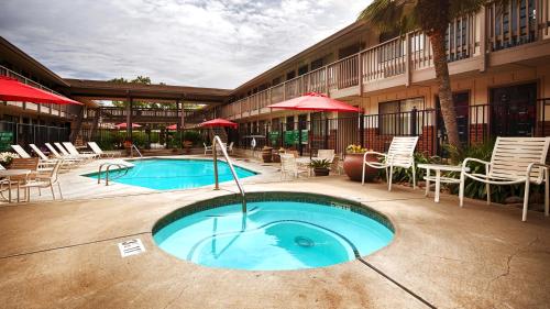 Best Western Shadow Inn - image 7