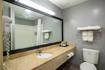 Quality Inn & Suites - image 15