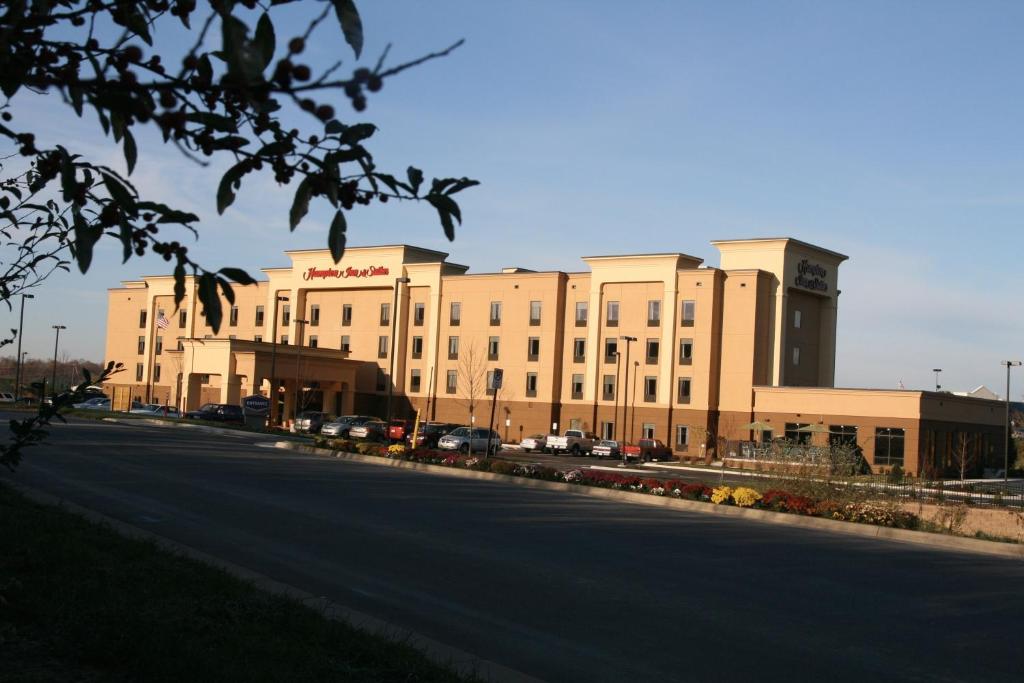 Hampton Inn and Suites Woodstock Virginia - image 2