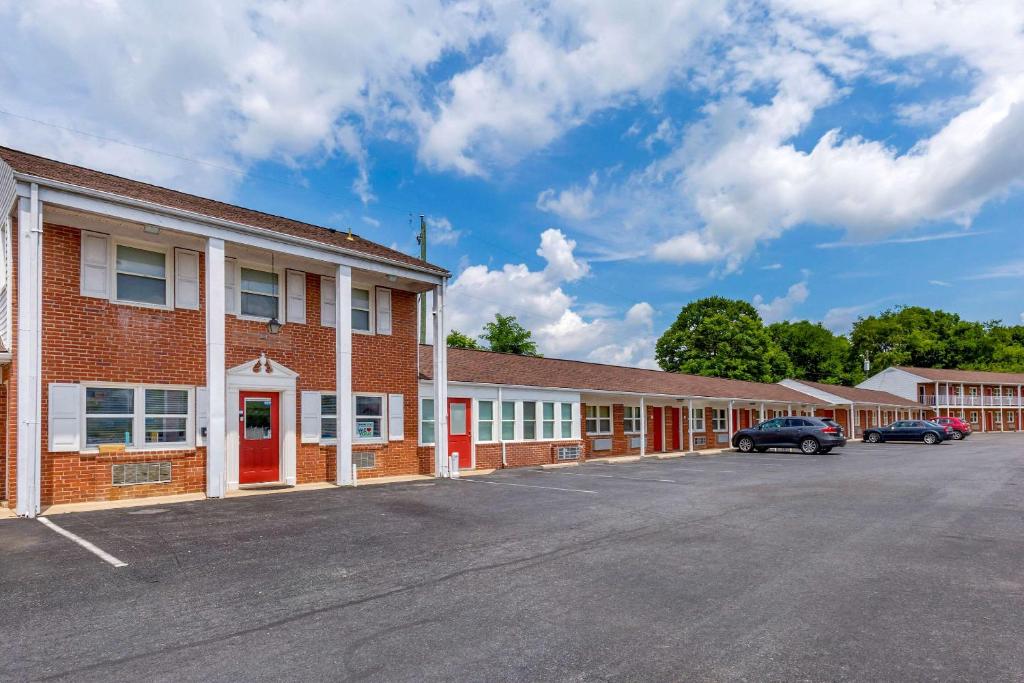 Econo Lodge Woodstock - Shenandoah Valley I-81 - image 3