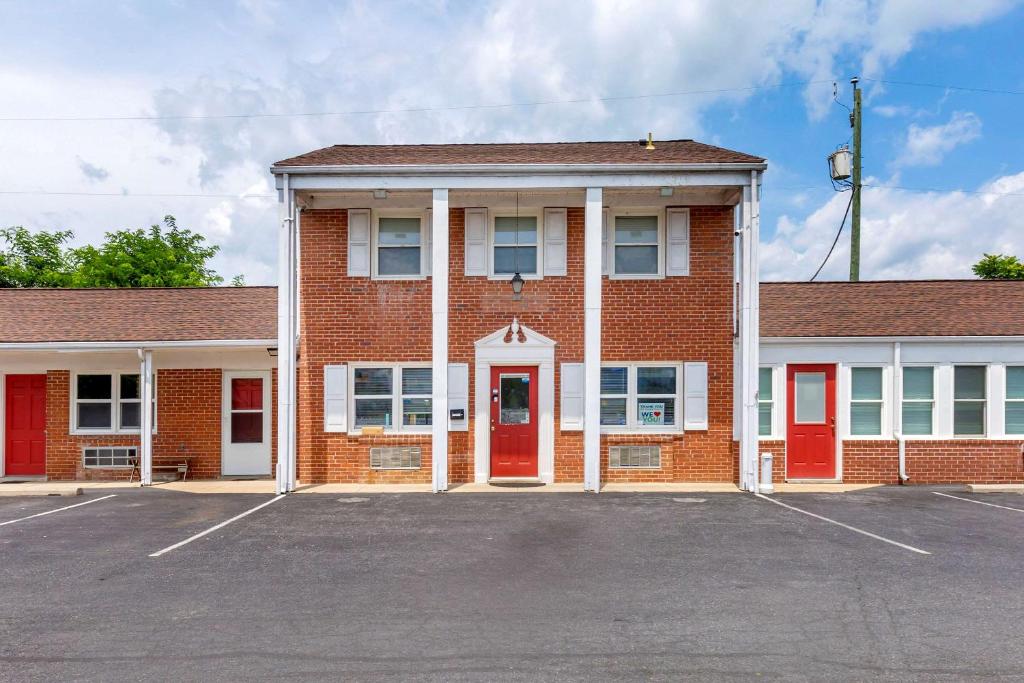 Econo Lodge Woodstock - Shenandoah Valley I-81 - image 4