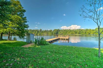 Serene Lakefront Escape with Dock Swim and Fish! - image 2