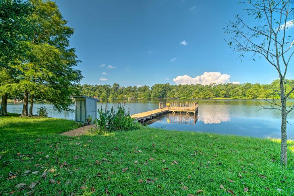 Serene Lakefront Escape with Dock Swim and Fish! - image 2