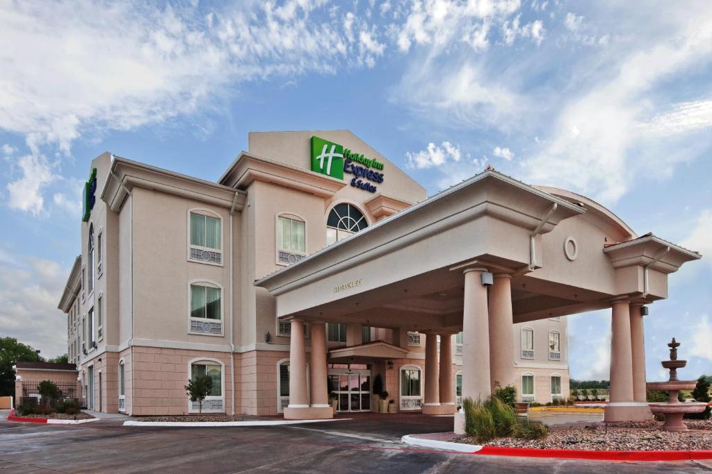 Holiday Inn Express Hotel & Suites Woodward Hwy 270 an IHG Hotel - main image