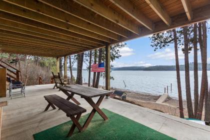 Lakefront Seclusion - image 4