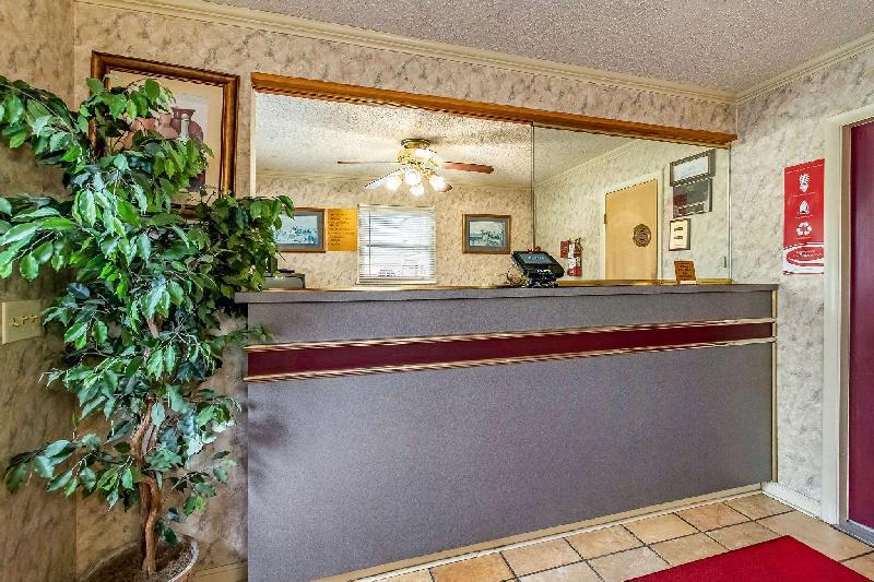 Econo Lodge Worthington - image 3