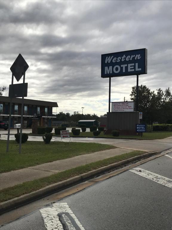 WESTERN MOTEL - image 2