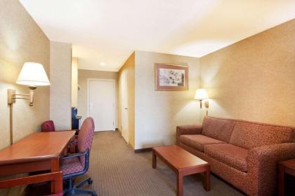 Days Inn & Suites by Wyndham Wynne - image 13