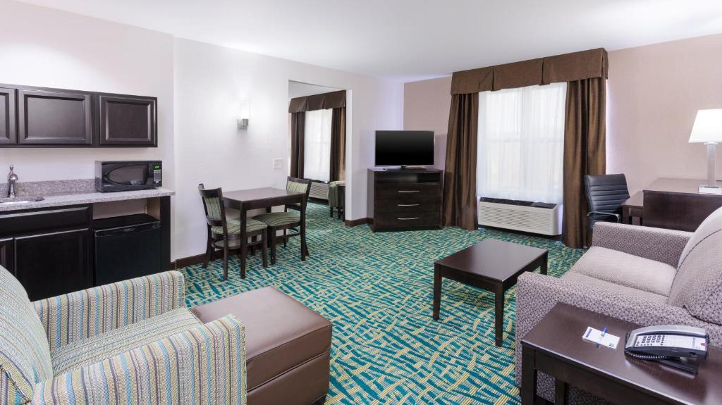 Holiday Inn Express & Suites Wyomissing an IHG Hotel - image 2