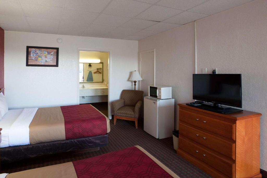 Econo Lodge Wytheville - image 4