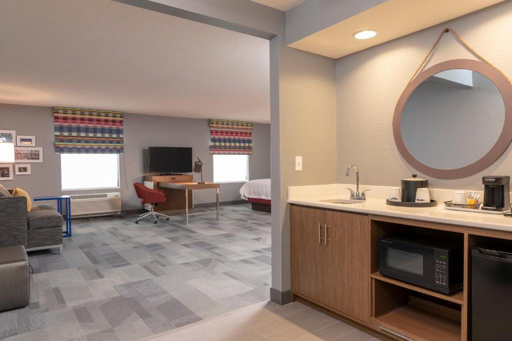 Hampton Inn & Suites Xenia Dayton - image 3