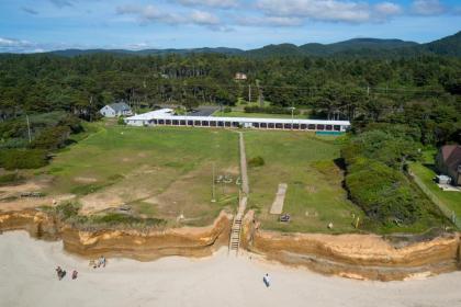 Deanes Oceanfront Lodge