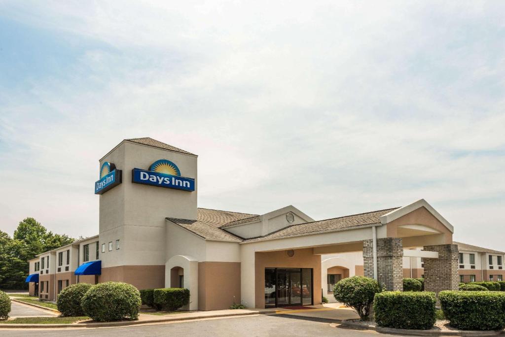 Days Inn by Wyndham Yadkinville - main image