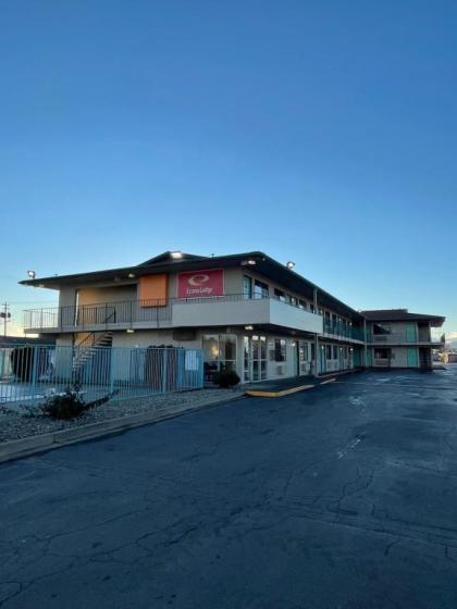 Econo Lodge - image 7