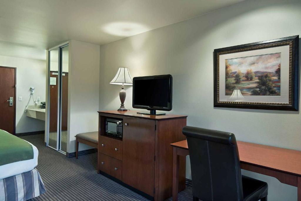 Oxford Suites Yakima - image 7