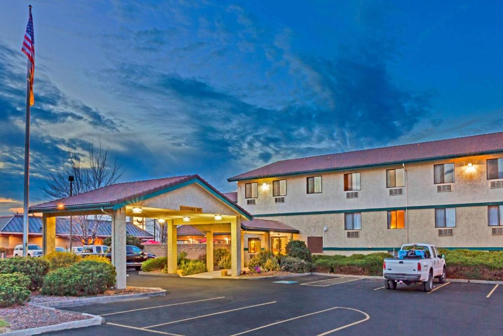 Super 8 by Wyndham Union Gap Yakima Area - image 7