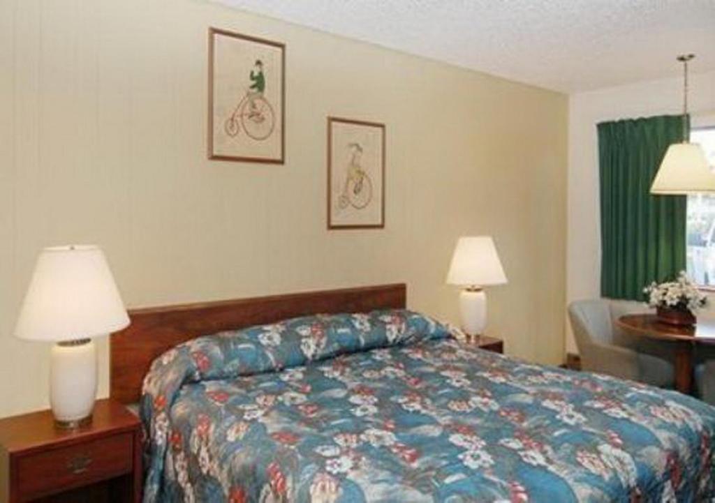 Economy Inn Yakima - image 4