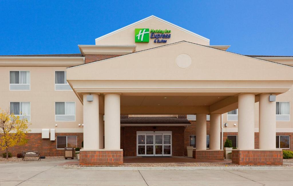 Holiday Inn Express & Suites Yankton an IHG Hotel - main image