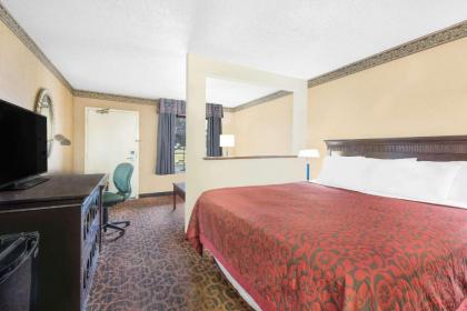 Days Inn & Suites by Wyndham York - image 12