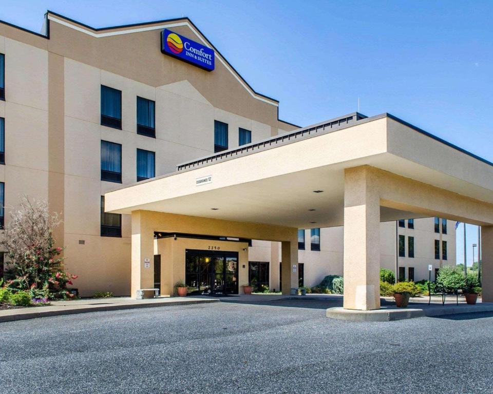 Comfort Inn & Suites York - main image