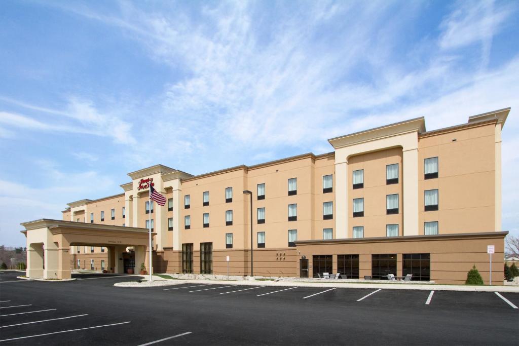 Hampton Inn & Suites York South - image 2