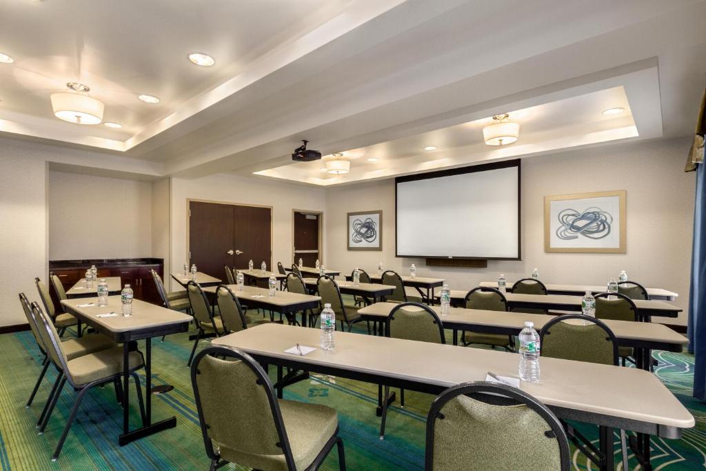 Hampton Inn & Suites York South - image 6