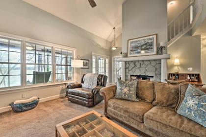 Spacious Home with Deck on Shores of Lake Wylie - image 5