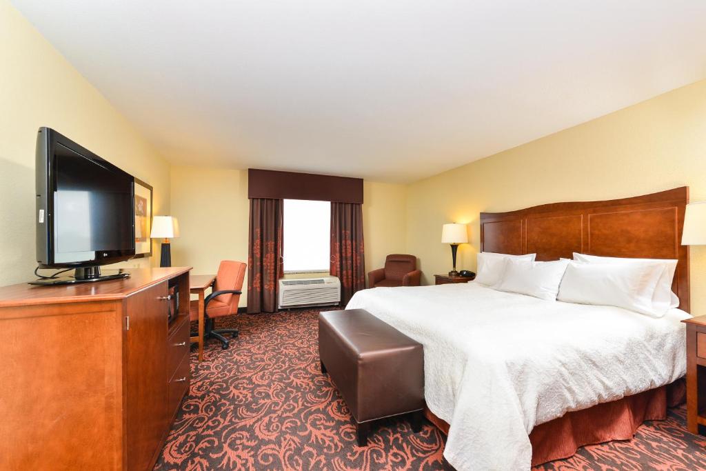 Hampton Inn Yorkville - image 7