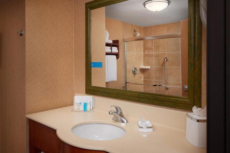 Hampton Inn Youngstown West - image 4