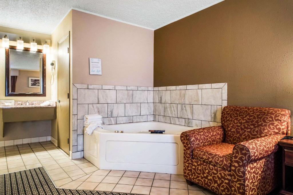 Quality Inn Austintown-Youngstown West - image 2