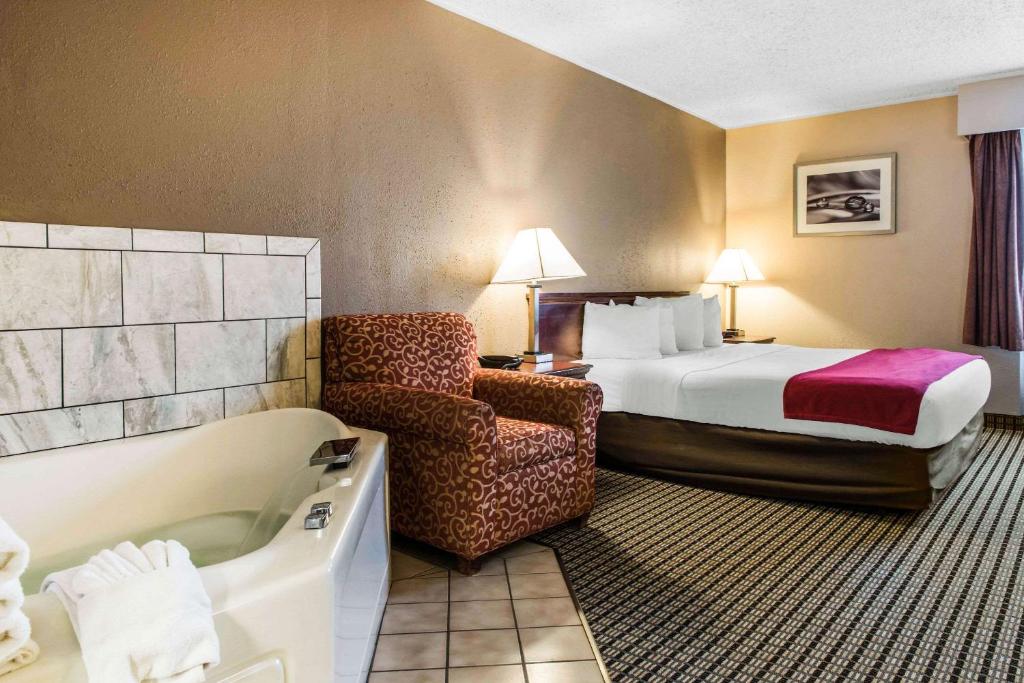 Quality Inn Austintown-Youngstown West - image 4